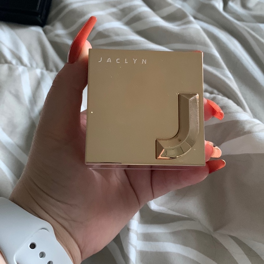 Jaclyn hill luminous powder-dew me